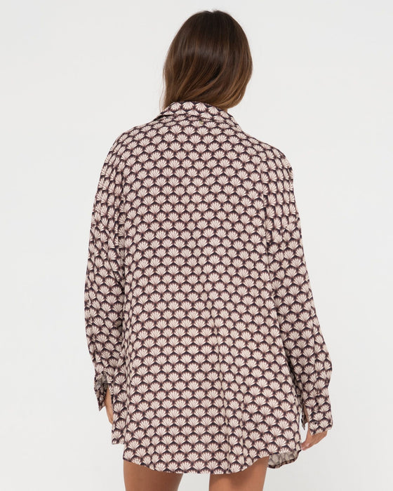 woman-wearing-sorrento-oversized-long-sleeve-shirt-in-tuscan-brown