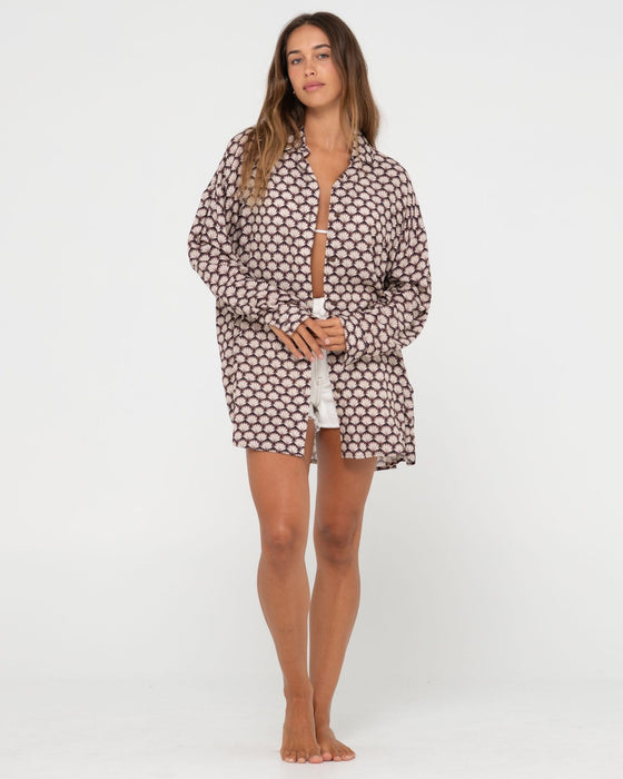 woman-wearing-sorrento-oversized-long-sleeve-shirt-in-tuscan-brown