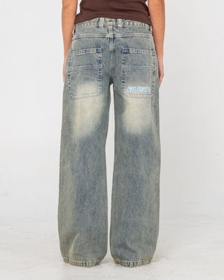 Woman wearing Flip Mommy Low Rise Tapeless Denim Jean in Dirty Dawg