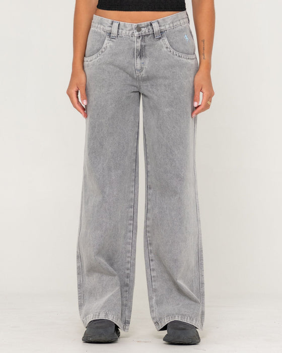 woman-wearing-flip-mommy-low-rise-tapeless-denim-jean-in-london-summer