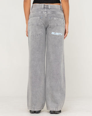 Woman wearing Flip Mommy Low Rise Tapeless Denim Jean in London Summer