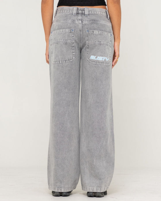 woman-wearing-flip-mommy-low-rise-tapeless-denim-jean-in-london-summer