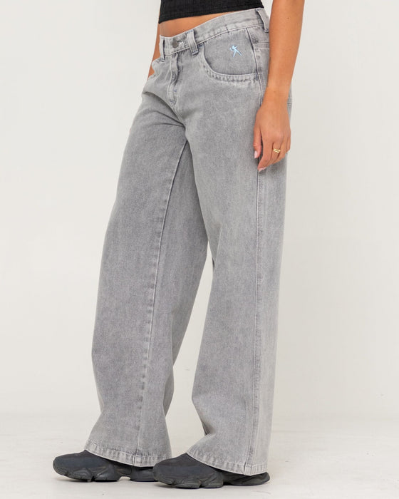 woman-wearing-flip-mommy-low-rise-tapeless-denim-jean-in-london-summer