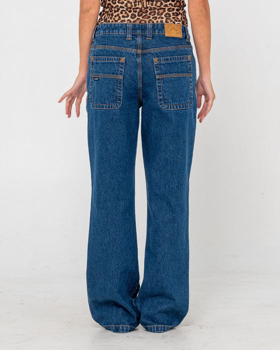 woman-wearing-suzy-straight-low-rise-jean-in-authentic-blue