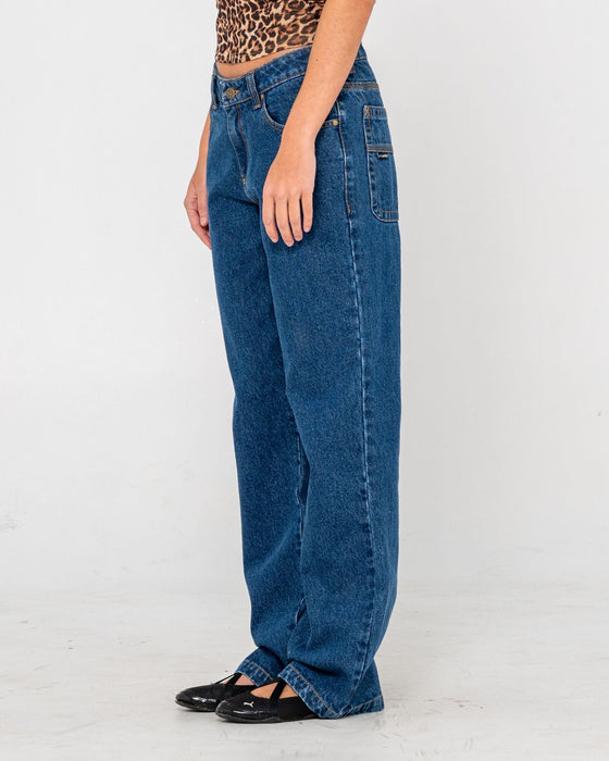woman-wearing-suzy-straight-low-rise-jean-in-authentic-blue