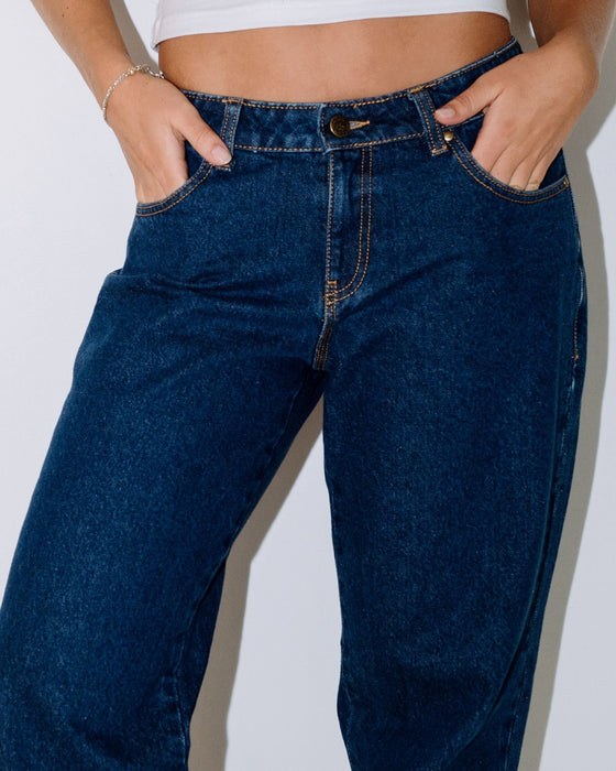 woman-wearing-suzy-straight-low-rise-jean-in-authentic-blue