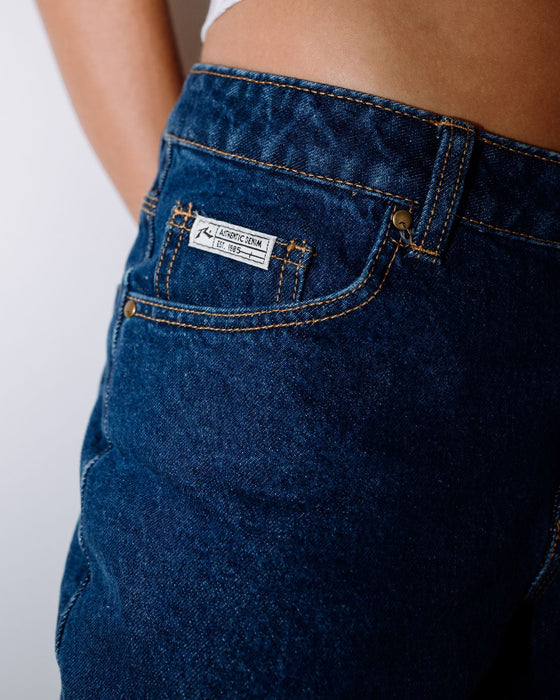 woman-wearing-suzy-straight-low-rise-jean-in-authentic-blue