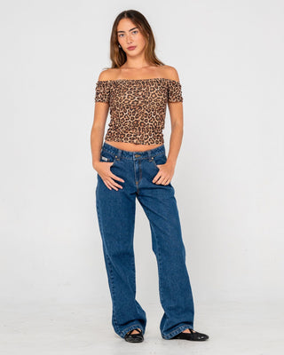 Woman wearing Suzy Straight Low Rise Jean in Authentic Blue