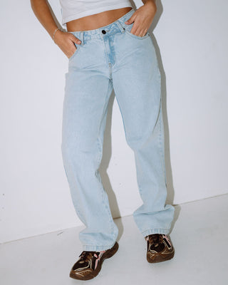 Woman wearing Suzy Straight Low Rise Jean in Sky Blue Heather