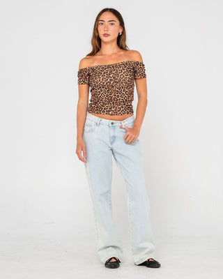 Woman wearing Suzy Straight Low Rise Jean in Sky Blue Heather