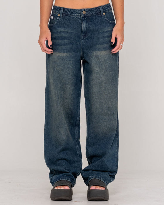 woman-wearing-bethany-baggy-low-rise-jean-in-dark-n-dirty