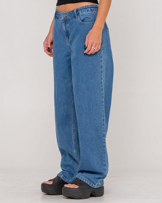 woman-wearing-bethany-baggy-low-rise-jean-in-middy-blue