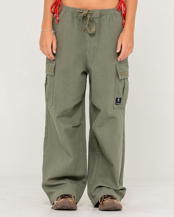 woman-wearing-river-low-rise-baggy-cargo-pant-in-shadow-army