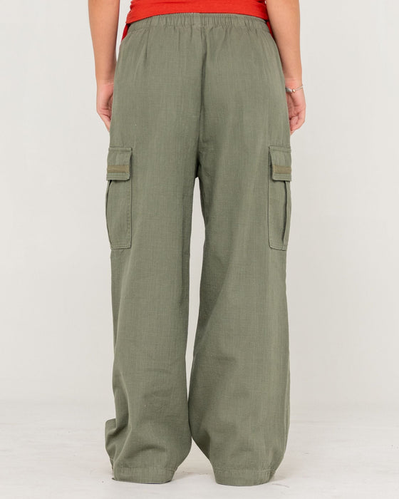 woman-wearing-river-low-rise-baggy-cargo-pant-in-shadow-army
