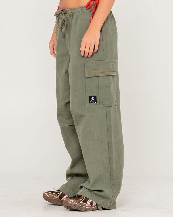 woman-wearing-river-low-rise-baggy-cargo-pant-in-shadow-army