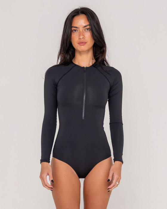 woman-wearing-r2k-front-zip-long-sleeve-surf-suit-in-black
