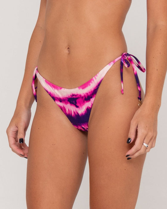 woman-wearing-2-dye-4-brazilian-rouched-bikini-bottom-in-pink-tie-dye