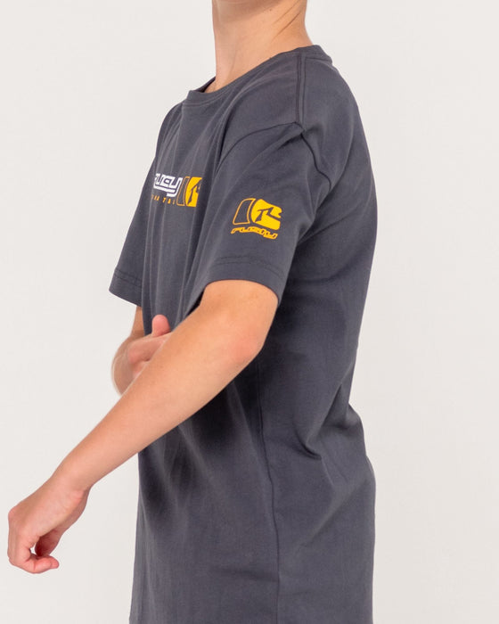 boy-wearing-jetsetter-tee-boys-in-carbon