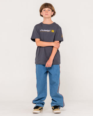 Boy wearing Jetsetter Tee Boys in Carbon