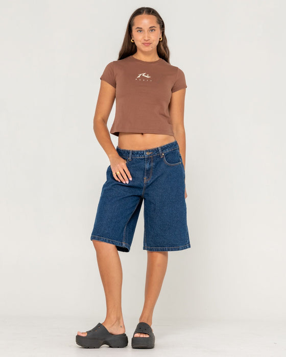 woman-wearing-rusty-essentials-relaxed-mini-tee-in-pinecone