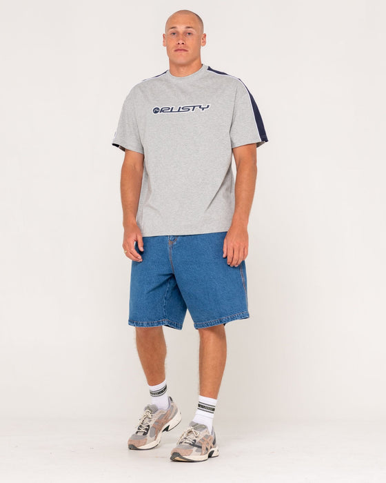 man-wearing-alonso-short-sleeve-tee-in-grey-marle