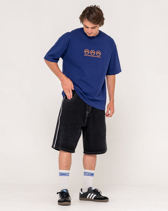 man-wearing-crusoe-short-sleeve-heavy-tee-in-dark-blue