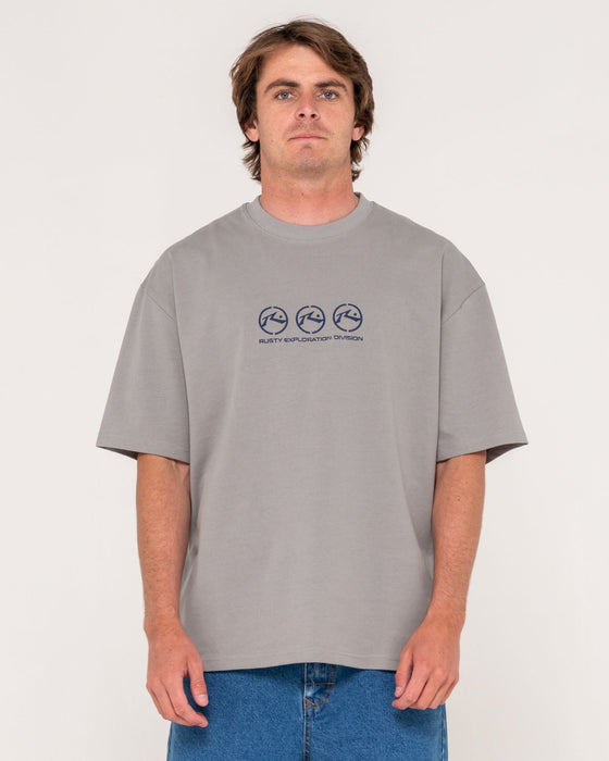 man-wearing-crusoe-short-sleeve-heavy-tee-in-ultimate-grey
