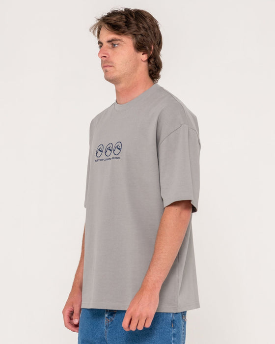 man-wearing-crusoe-short-sleeve-heavy-tee-in-ultimate-grey