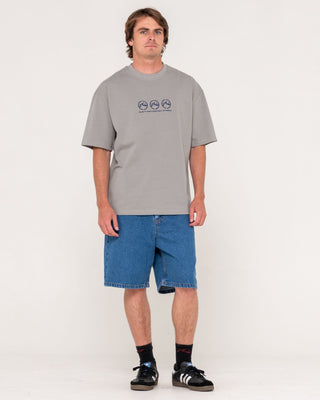 man-wearing-crusoe-short-sleeve-heavy-tee-in-ultimate-grey