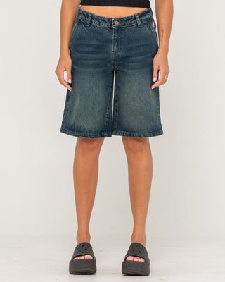 Woman wearing Billie Low Rise Carpenter Jort in Dark N Dirty