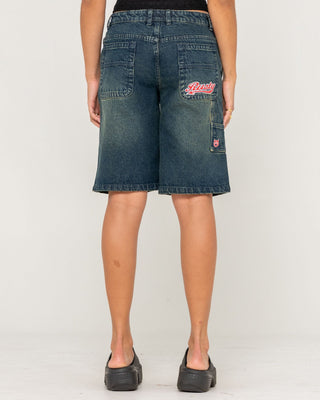 Woman wearing Billie Low Rise Carpenter Jort in Dark N Dirty