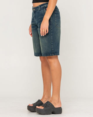 Woman wearing Billie Low Rise Carpenter Jort in Dark N Dirty