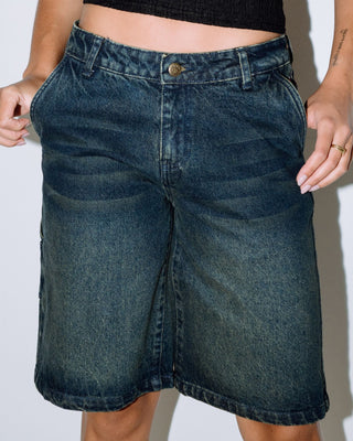 Woman wearing Billie Low Rise Carpenter Jort in Dark N Dirty