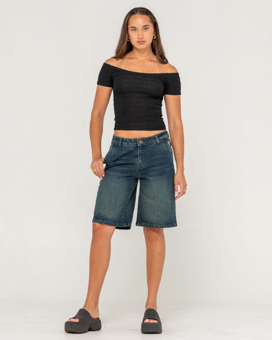 woman-wearing-billie-low-rise-carpenter-jort-in-dark-n-dirty