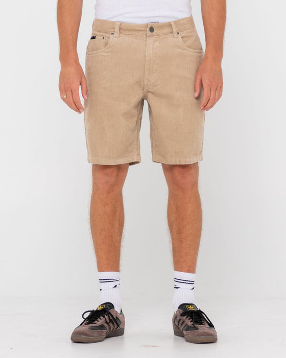 man-wearing-rifts-5-pkt-short-in-light-fennel