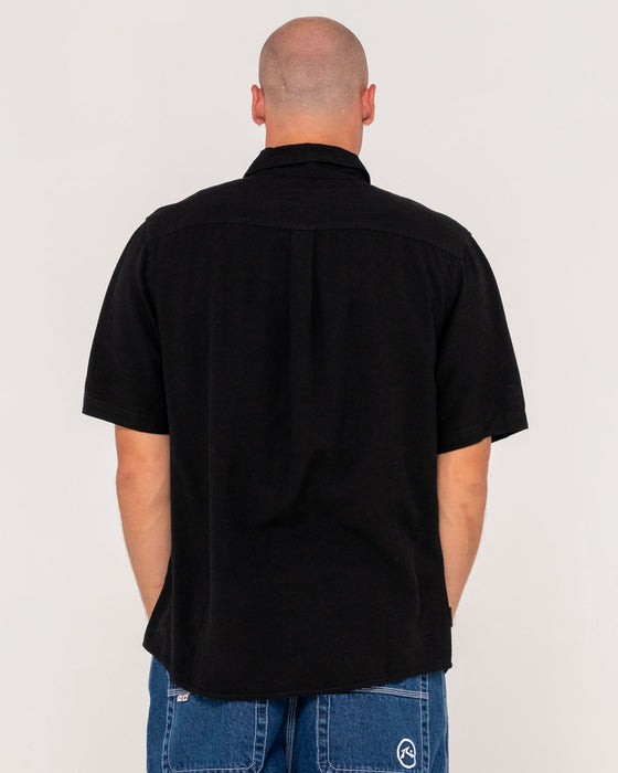 man-wearing-overtone-short-sleeve-linen-shirt-in-black
