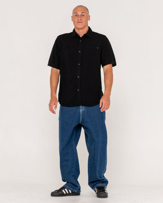 man-wearing-overtone-short-sleeve-linen-shirt-in-black