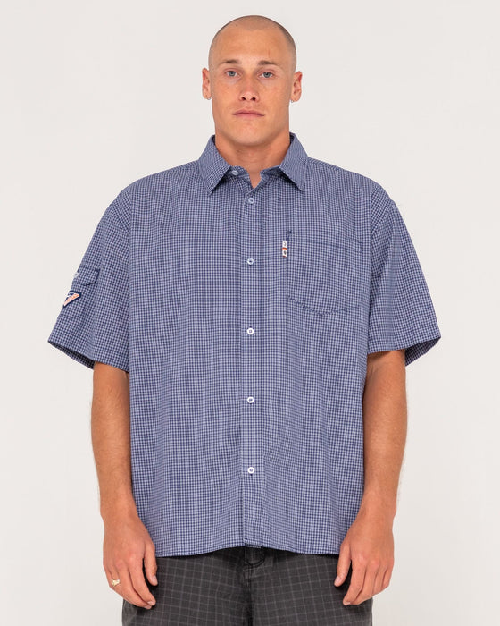 man-wearing-stasha-pocket-short-sleeve-shirt-in-navy-blue