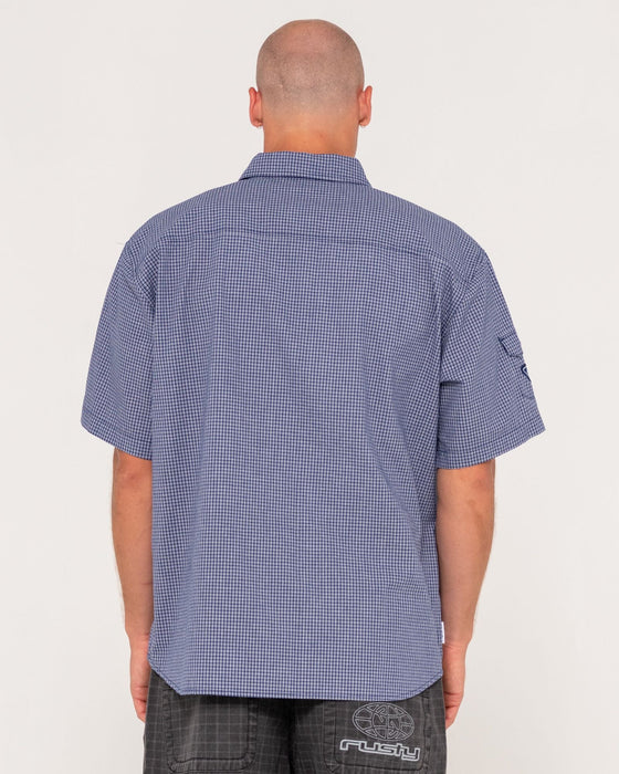 man-wearing-stasha-pocket-short-sleeve-shirt-in-navy-blue