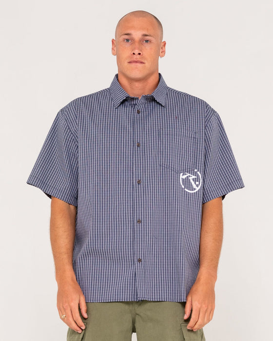 man-wearing-resno-recon-short-sleeve-shirt-in-navy-blue