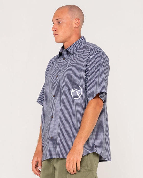 man-wearing-resno-recon-short-sleeve-shirt-in-navy-blue