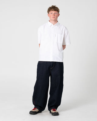 man-wearing-boneyard-2-0-cacoon-jean-in-raw-dawg-blue