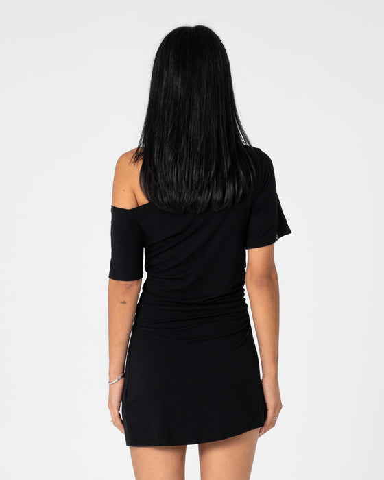 woman-wearing-sally-slouch-off-shoulder-dress-in-black