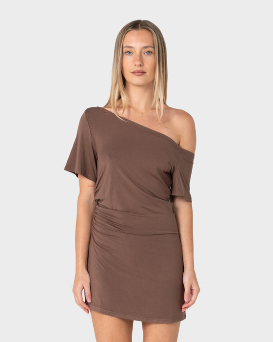 woman-wearing-sally-slouch-off-shoulder-dress-in-pinecone