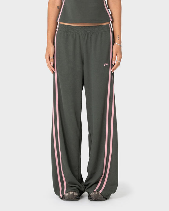 woman-wearing-sister-bronson-low-rise-wide-leg-pant-in-savanna-pink-a-boo