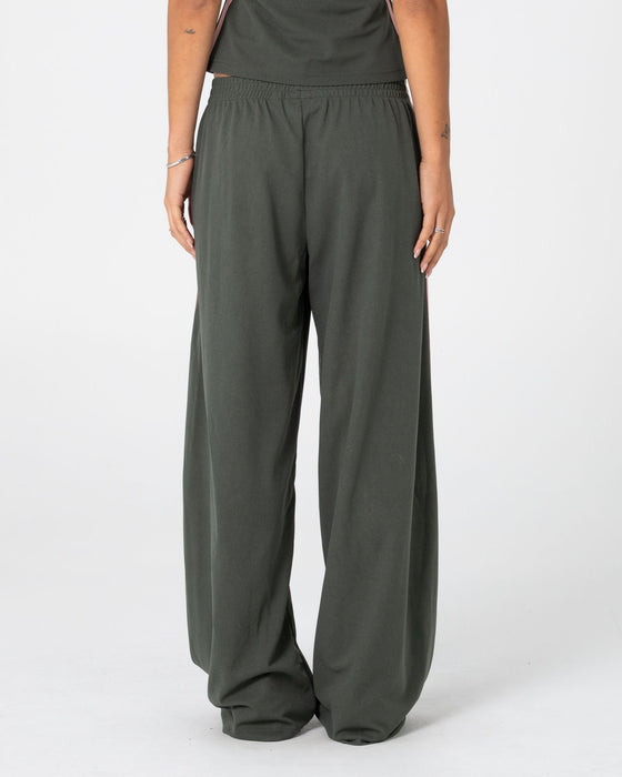 woman-wearing-sister-bronson-low-rise-wide-leg-pant-in-savanna-pink-a-boo