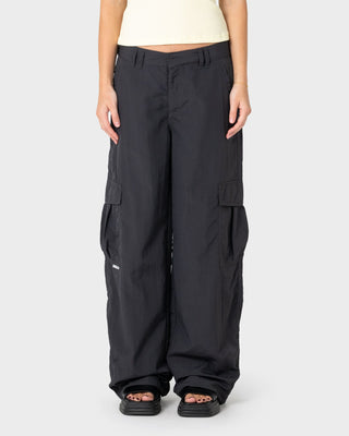 Woman wearing Melrose Loose Low Rise Cargo Pant in Carbon
