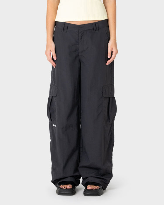 woman-wearing-melrose-loose-low-rise-cargo-pant-in-carbon