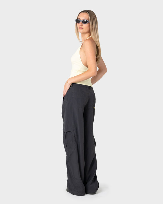 woman-wearing-melrose-loose-low-rise-cargo-pant-in-carbon