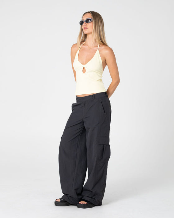 woman-wearing-melrose-loose-low-rise-cargo-pant-in-carbon